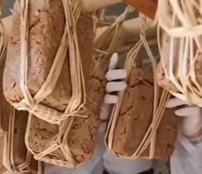 探访大豆酱加工厂，将大豆挤压晾晒，然后在进行发酵
