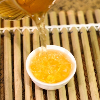 云南勐海厂家直销普洱茶困鹿山357g七子饼晒青老树毛茶紧 压生茶饼图3