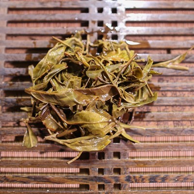 云南勐海厂家直销普洱茶困鹿山357g七子饼晒青老树毛茶紧 压生茶饼图4