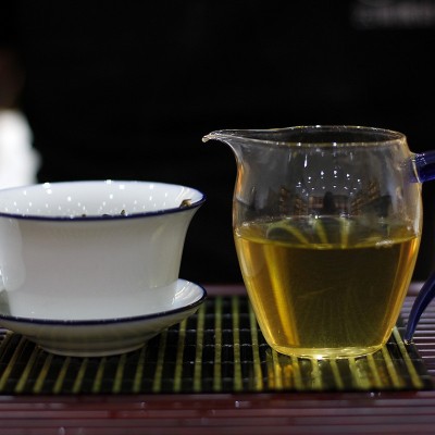 云南普洱生茶临沧区冰岛大树茶叶头春357克普洱生茶饼普洱图3