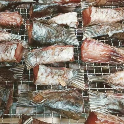 厂家批发湖北风干草鱼尾新鲜腌制阳干鱼尾直销500g真空代发